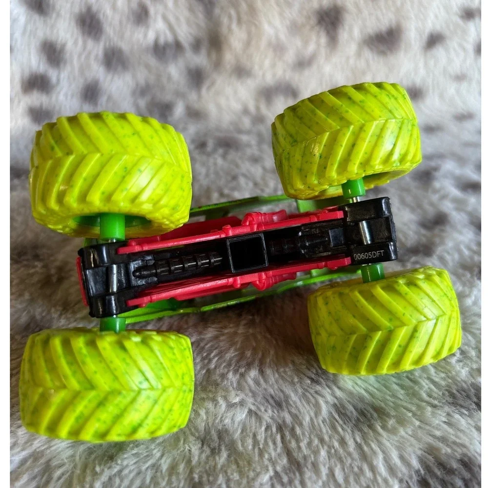 Hot Wheels Monster Jam Blue Thunder Monster Truck Neon Green Red 1:64 00605DFT